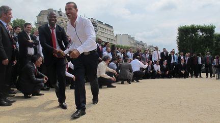 Les chauffeurs de plusieurs entreprises de VTC se sont rassembl&eacute;s, lundi 21 juillet, pour protester&nbsp;contre un amendement ajout&eacute; &agrave; la proposition de loi Th&eacute;venoud. (JEROMINE SANTO-GAMMAIRE / FRANCETV INFO)