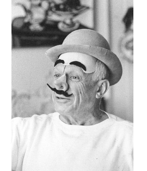 Picasso portant un masque de clown (1957, &eacute;preuve g&eacute;latino-argentique). (DAVID DOUGLAS DUNCAN)