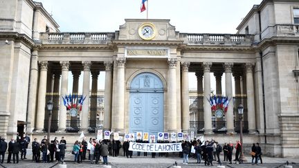 Des militants de la Cimade, association de défense des étrangers, manifestent devant l'Assemblée nationale à Paris contre le projet de loi asile et immigration, le 16 avril 2018. (STEPHANE DE SAKUTIN / AFP)