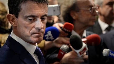 Manuel Valls lors d'une visite d'une fromagerie à Noirefontaine (Doubs), le 7 décembre 2016. (AFP)