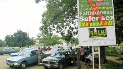 A Lagos, au Nigeria, un tableau devant l'université informe notamment sur les rapports sexuels protégés (archives). (AFP/PIUS UTOMI EKPEI)