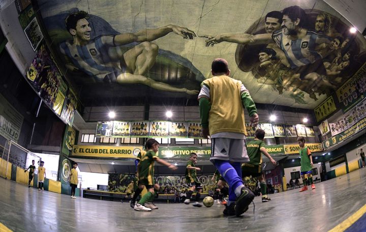 La fresque inspirée de la chapelle Sixtine à Buenos Aires (Argentine), le 24 avril 2018. (JUAN MABROMATA / AFP)