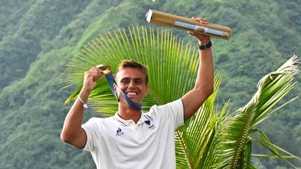 Kauli Vaast, sacré champion olympique de surf, à Teahupo'o, à Tahiti, le 5 août 2024. (JEROME BROUILLET / AFP)