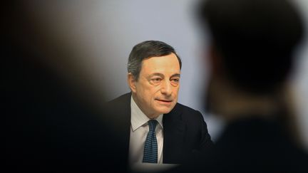 Le président de la Banque Centrale Européenne (BCE) Mario Draghi fait une conférence de presse pour détailler ses mesures pour relancer l'économie, le 10 mars 2016. (DANIEL ROLAND / AFP)