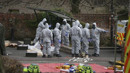 La police scientifique à Salisbury (Royaume-Uni) sur les lieux où ont été empoisonnés un ex-espion russe et sa femme, le 11 mars 2018. (DANIEL LEAL-OLIVAS / AFP)