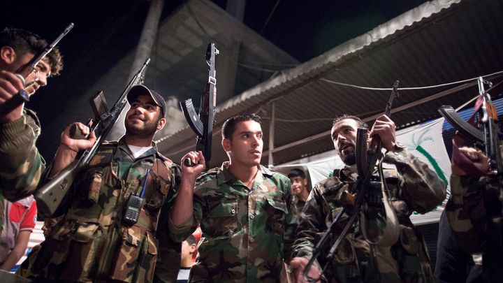 Des rebelles de l'Armée syrienne libre participent à une manifestation contre le pouvoir de Bachar al-Assad le 7 mai 2012 à Qousseir, dans la région de Homs. (AFP)