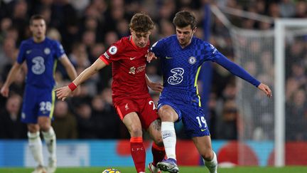 Kostas Tsimikas et Mason Mount au duel lors de Chelsea-Liverpool le 2 janvier 2022 en Premier League. (ADRIAN DENNIS / AFP)