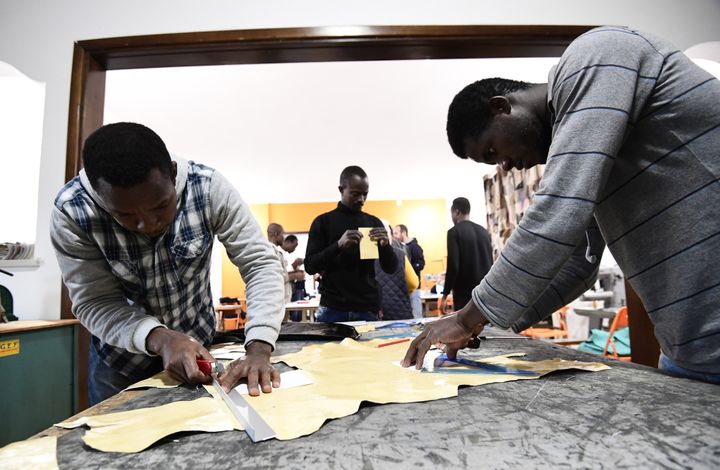 Des migrants dans l'atelier de fabrication de sacs à Lama di Reno, décembre 2017
 (MIGUEL MEDINA / AFP)