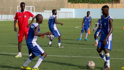 De jeunes footballeurs à l'entraînement au centre Sacré-Coeur de Dakar (Sénégal) (GUILLAUME BATTIN / FRANCEINFO / RADIO FRANCE)