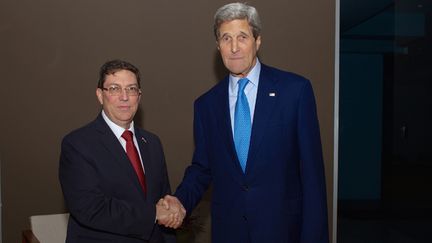 &nbsp; (Le secrétaire d'Etat américain John Kerry et le ministre cubain des Affaires étrangères Bruno Rodriguez se sont entretenu jeudi soir au Panama © Reuters)