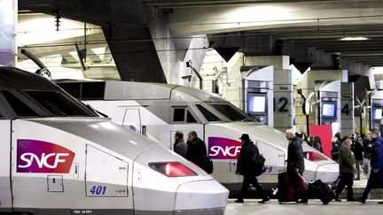 Des voyageurs à la gare Montparnasse, à Paris, le 22 mars 2018. (MAXPPP)