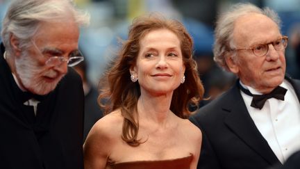 Le r&eacute;alisateur autrichien Michael Haneke (&agrave; g.) vient pr&eacute;senter "Amour" en pr&eacute;sence de deux acteurs du film, Isabelle Huppert et Jean-Louis Trintignant, le 20 mai 2012 &agrave; Cannes. (ANNE-CHRISTINE POUJOULAT / AFP)