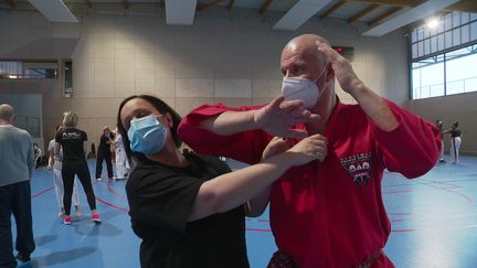 L'expert en art martiaux Franck Ropers lors d'un stage à Granvile, Manche. (CAPTURE D'ÉCRAN FRANCE 3)