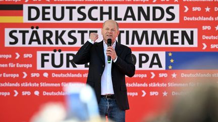 Le chancelier allemand Olaf Scholz en meeting de soutien à la liste du SPD pour les élections européennes, le 18 mai 2024 à Karlsruhe (ULI DECK / DPA)