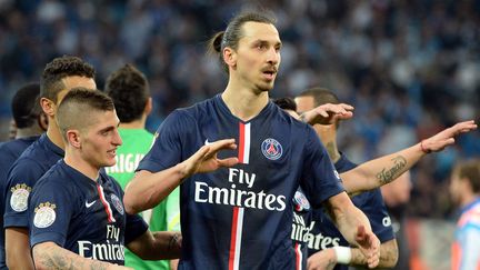 Les Parisiens Marco Verratti (&agrave; gauche) et Zlatan Ibrahimovic apr&egrave;s la victoire du PSG face &agrave; l'Olympique de Marseille (2-3), dimanche 5 avril, au stade V&eacute;lodrome. (BORIS HORVAT / AFP)