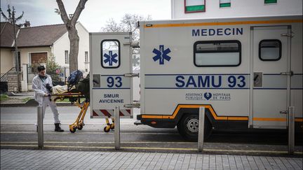 Des ambulanciers du SAMU 93, le 22 novembre 2019 à Montreuil. Photo d'illustration. (LUC NOBOUT / MAXPPP)