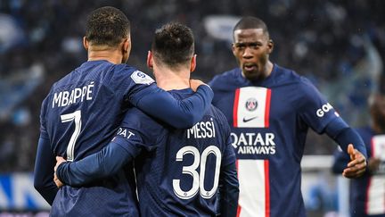 La joie des joueurs parisiens après le but de Kylian Mbappé contre Marseille en Ligue 1, le 26 février 2023, au stade Vélodrome. (MATTHIEU MIRVILLE / AFP)