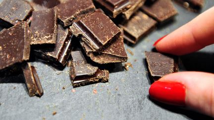 Une femme goûte du chocolat au Salon du chocolat le 9 mars 2012, à Lille. (PHILIPPE HUGUEN / AFP)