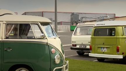 Le salon du véhicule de loisirs vient de se terminer au parc des expositions de Paris. À cette occasion, les journalistes de France 3 ont rencontré des amoureux du Combi Volkswagen, qui fête ses 70 ans. (France 3)