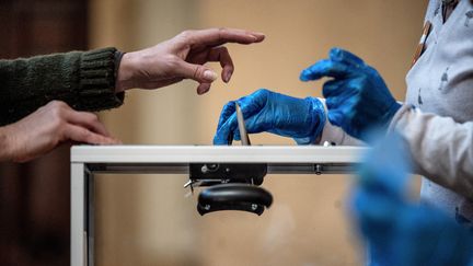 Dans un bureau de vote à Lyon, le 15 mars 2020, pour le premier tour des élections municipales. (JEFF PACHOUD / AFP)