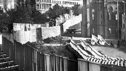 Le mur de Berlin, séparant Berlin-Est de Berlin-Ouest. (GUNTER BRATKE / DPA)