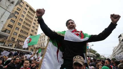 Une marée humaine a envahi les rues d'Alger et des grandes villes d'Algérie le 8 mars en demandant, pour le troisième vendredi consécutif, au président Abdelaziz Bouteflika de renoncer à un cinquième mandat. (BILLEL BENSALEM / APP / MAXPPP)