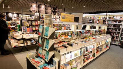 A Paris, le rayon librairie de la Fnac des Ternes était ouvert, vendredi 30 octobre, malgré le confinement.  (SANDRINE MARTY / HANS LUCAS)