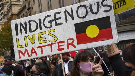 Le 6 juin 2020 à Melbourne, des manifestants exprimaient leur&nbsp;soutien au mouvement Black Lives Matter et dénonçaient les fréquents décès d'Aborigènes détenus en Australie. (WILLIAM WEST / AFP)