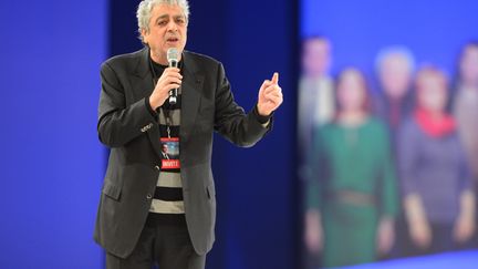 Le chanteur Enrico Macias s'exprime lors d'un meeting de campagne de Nicolas Sarkozy, le 11 mars 2012, &agrave; Villepinte (Seine-Saint-Denis). (ERIC FEFERBERG / AFP)