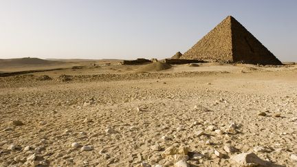 La pyramide de Mykérinos, sur le plateau de Gizeh (Egypte), le 16 décembre 2005. (MICHEL GUNTHER / BIOSPHOTO / AFP)