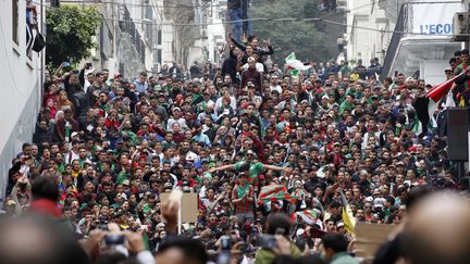 Les Algériens manifestent à Alger, le 19 avril 2019. (BILLAL BENSALEM / NURPHOTO / AFP)