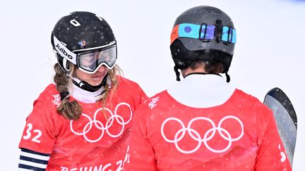 Les snowboardeurs français Chloé Trespeuch et Merlin Surget, le 12 février 2022, après leur élimination en quarts de finale dans la compétition par équipe, aux Jeux olympiques de Pékin. (MARCO BERTORELLO / AFP)