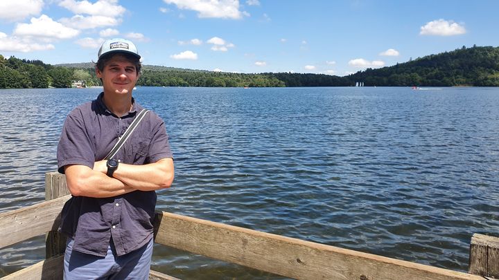 Erwan Roussel, ingénieur de recherche spécialisé en hydrologie au laboratoire Geolab de l'université Clermont-Auvergne, devant le lac d'Aydat (Puy-de-Dôme).
 (BORIS HALLIER / RADIO FRANCE)