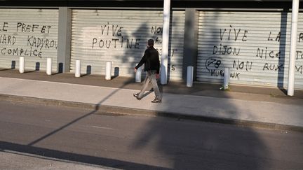 Des graffitis dans le quartier de Gresilles à Dijon (Côtes d'Or) qui a connu plusieurs nuits de violences après l'agression d'un jeune homme d'origine tchéchène, le 15 juin 2020 (photo d'illustration). (PHILIPPE DESMAZES / AFP)