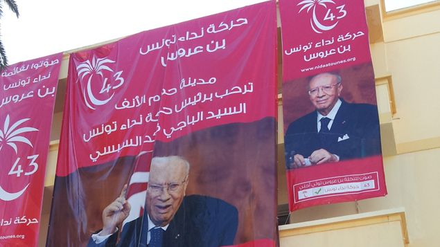 &nbsp; (Des affiches de meeting pour Caïd Essebsi © RADIOFRANCE/ Yves Izard)