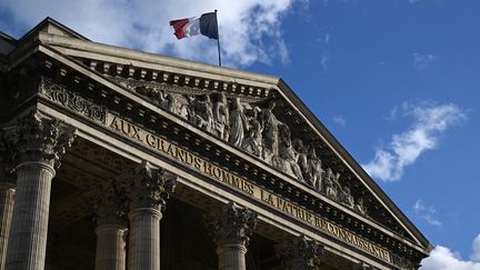 Est inscrit sur le fronton du Panthéon à Paris : "Aux grands hommes, la patrie reconnaissante". (MIGUEL MEDINA / AFP)