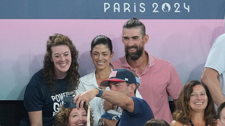 Michael Phelps est venu assister à la finale du concours par équipe de gymnastique, avec sa femme ainsi que l'ancienne nageuse Allison Schmitt, le 30 juin 2024. (LAURENT VU/SIPA / SIPA)