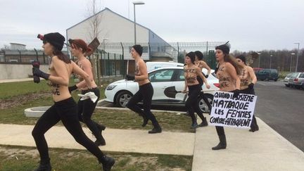 Un groupe de Femen manifestent devant l'entrée de la prison Orléans-Saran pour réclamer la libération de Jacqueline Sauvage. 22 janvier 2016 (A. MOREAU / FRANCE 3 CENTRE-VAL DE LOIRE)