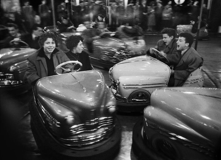 Willy Ronis, Fête foraine, boulevard Garibaldi, Paris, 1955 (© Donation Willy Ronis, ministère de la Culture, MPP, diff. RMN-GP)