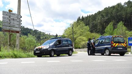 Les gendarmes forment un barrage sur un carrefour à proximité du village des Plantiers (Gard), le 11 mai 2021. (SYLVAIN THOMAS / AFP)