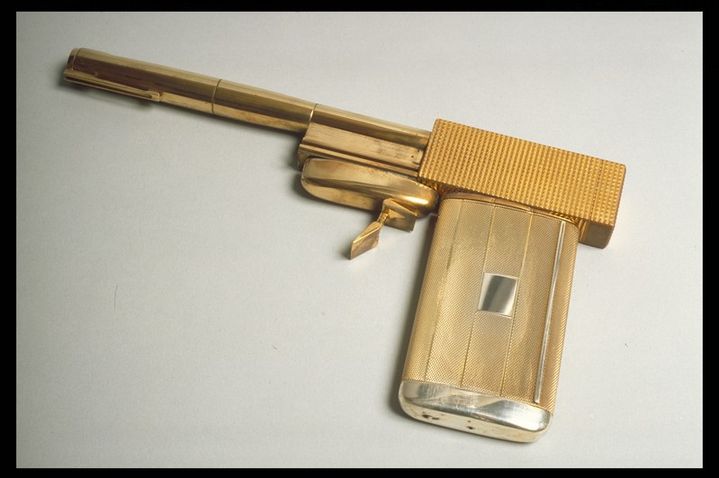 Le pistolet d'or de "L'Homme au Pistolet d'or" de Guy Hamilton
 (Pistolet d’or de Scaramanga - L’homme au pistolet d’or, 1974 © 1974 Danjaq, LLC and United Artsts Corporation. All rights  reserved.)