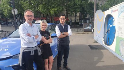 Mathieu Gardies (à gauche), fondateur de Hype, compagnie de taxi à hydrogène, à Paris, avec deux chauffeurs (Nabil Amhaouch à droite) (BORIS HALLIER / FRANCEINFO / RADIO FRANCE)