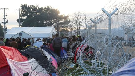 Le camp de migrants s'étend jusqu'aux&nbsp;grillages de barbelés qui marquent la frontière entre la Macédoine et la Grèce, le 5 mars 2016. (MAXPPP)