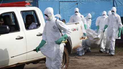 Une &eacute;quipe de d&eacute;contamination intervient dans une ville du Liberia, le 2 juillet 2014, pour tenter de faire face au virus Ebola. (MAXPPP)