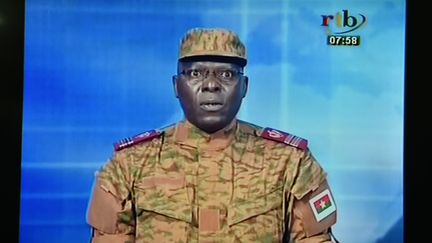 Capture d'&eacute;cran de l'annonce t&eacute;l&eacute;vis&eacute;e du coup d'&eacute;tat au Burkina Faso, le 17 septembre 2015. (ISSOUF SANOGO / AFP)