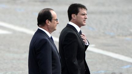 Fran&ccedil;ois Hollande et Manuel Valls marchent c&ocirc;te &agrave; c&ocirc;te, le 14 juillet 2014, jour de f&ecirc;te nationale &agrave; Paris.&nbsp; (STEPHANE DE SAKUTIN / AFP)