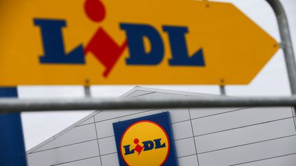 Le management de Lidl France a été mis en cause dans&nbsp;un documentaire consacré aux méthodes utilisées pour manager les salariés de l'enseigne de distribution, diffusé mardi 26 septembre sur France 2. (DANIEL LEAL-OLIVAS / AFP)