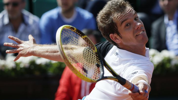 Richard Gasquet lors de sa d&eacute;faite face &agrave; Stanislas Wawrinka, en 8e de finale &agrave; Roland-Garros, le 3 juin 2013.&nbsp; (KENZO TRIBOUILLARD / AFP)