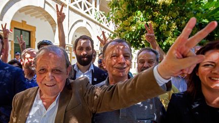 Sener Levent à gauche de l'image est un candidat chypriote turc aux élections européennes.&nbsp; (BIROL BEBEK / AFP)