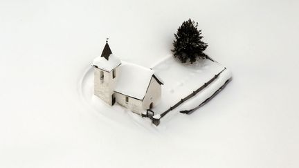 L'&eacute;glise enneig&eacute;E de Janisberg pr&egrave;s de Davos (Suisse), le 23 janvier 2012. (AMD WIEGMANN / REUTERS)